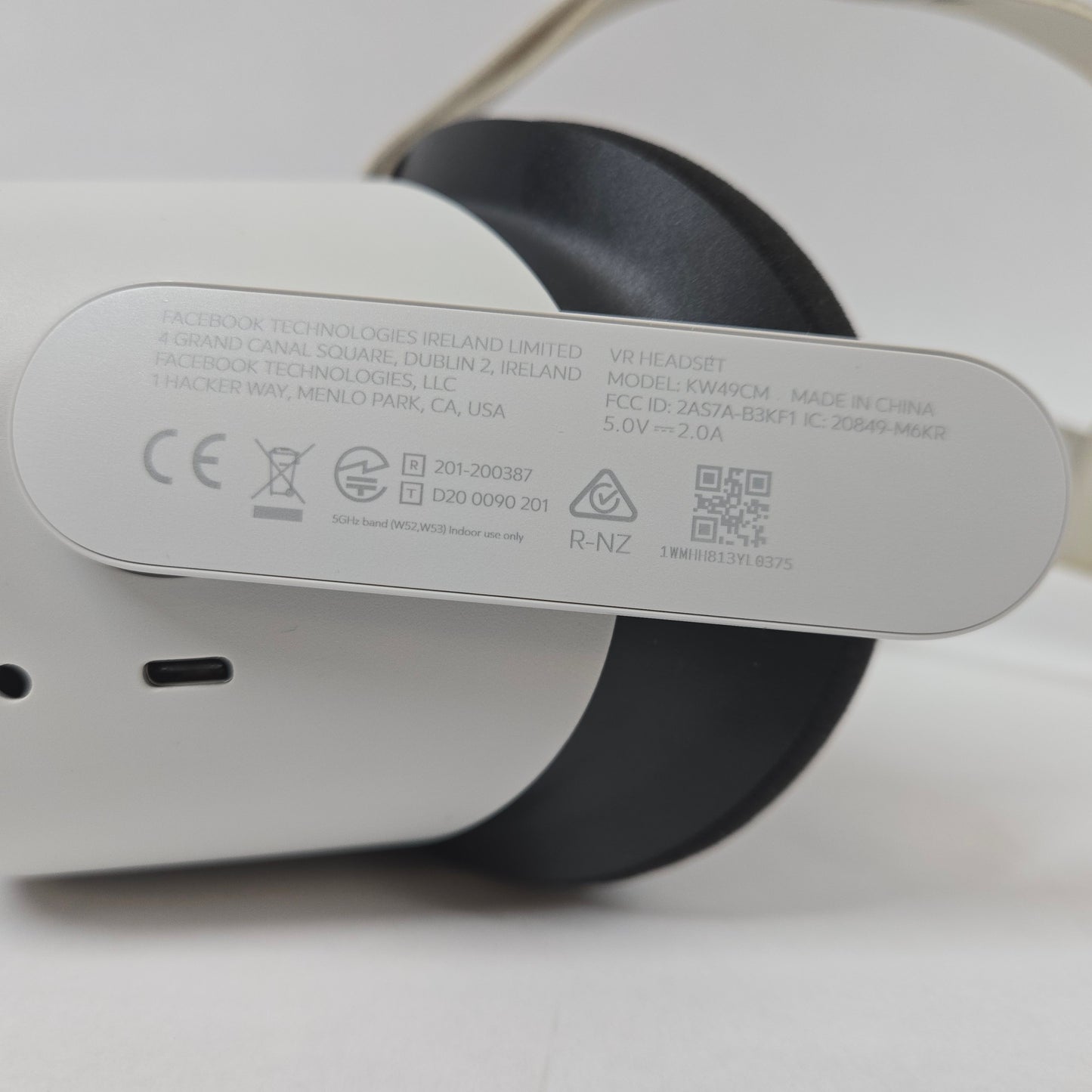 Oculus Quest 2 64GB Standalone All-in-One VR Headset KW49CM