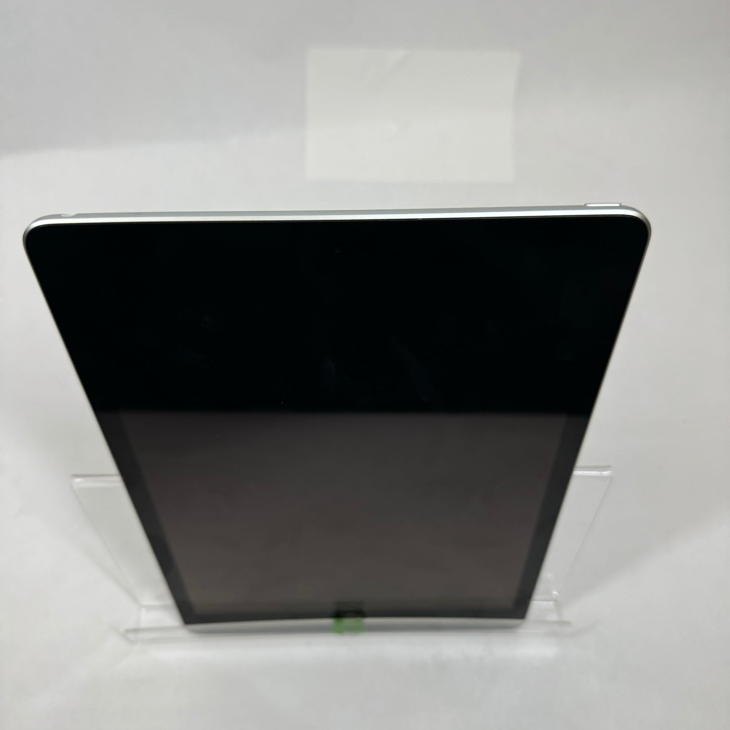 Wi-Fi Only Apple iPad 9th Gen 64GB 17.5.1 Silver A2602