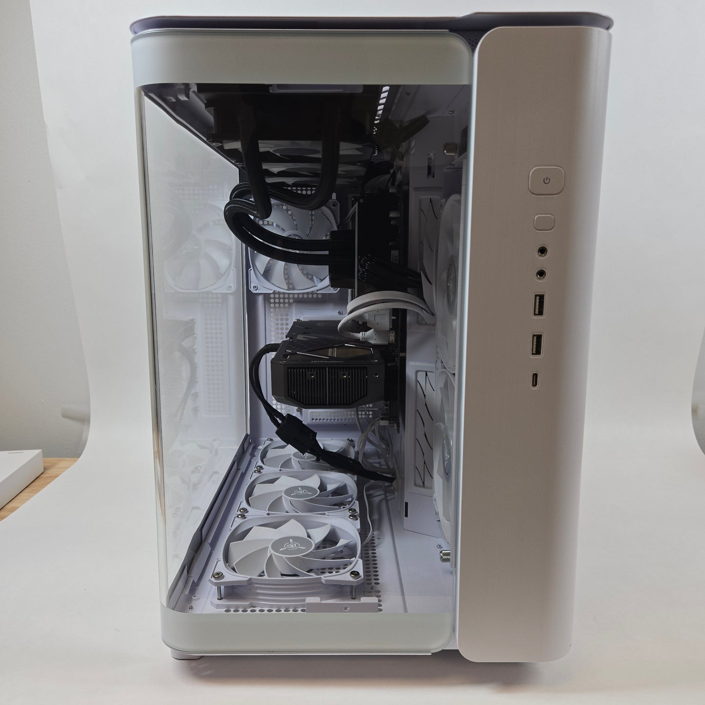 Skytech King 95 Ryzen 7 9700X 3.80GHz 32GB RAM 2TB SSD ZOTAC GeForce RTX 5070 PC